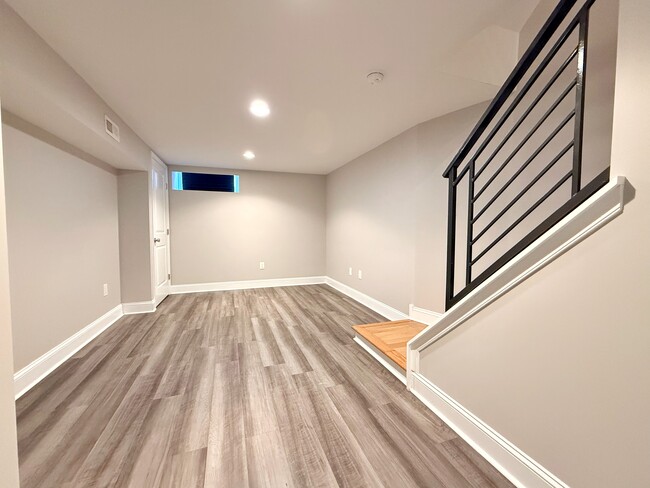 Building Photo - 2535 S Sartain St