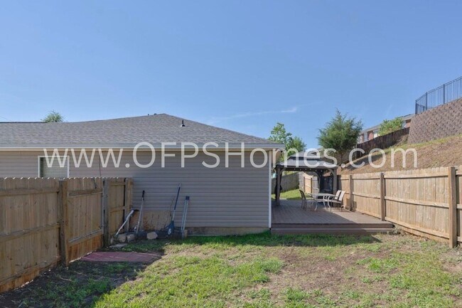 Building Photo - 405 Bobby Dr