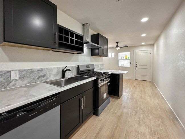 Building Photo - 206 E 33rd St