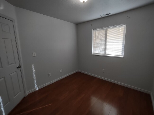 Building Photo - Hot Property! 3 Bedrooms under $1600!!!