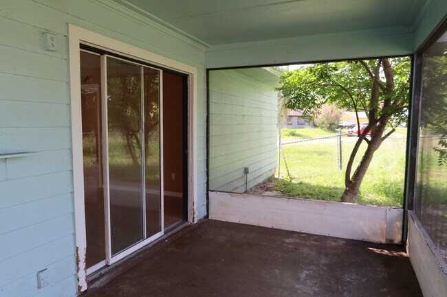 Building Photo - 601 SE Polynesian Ave