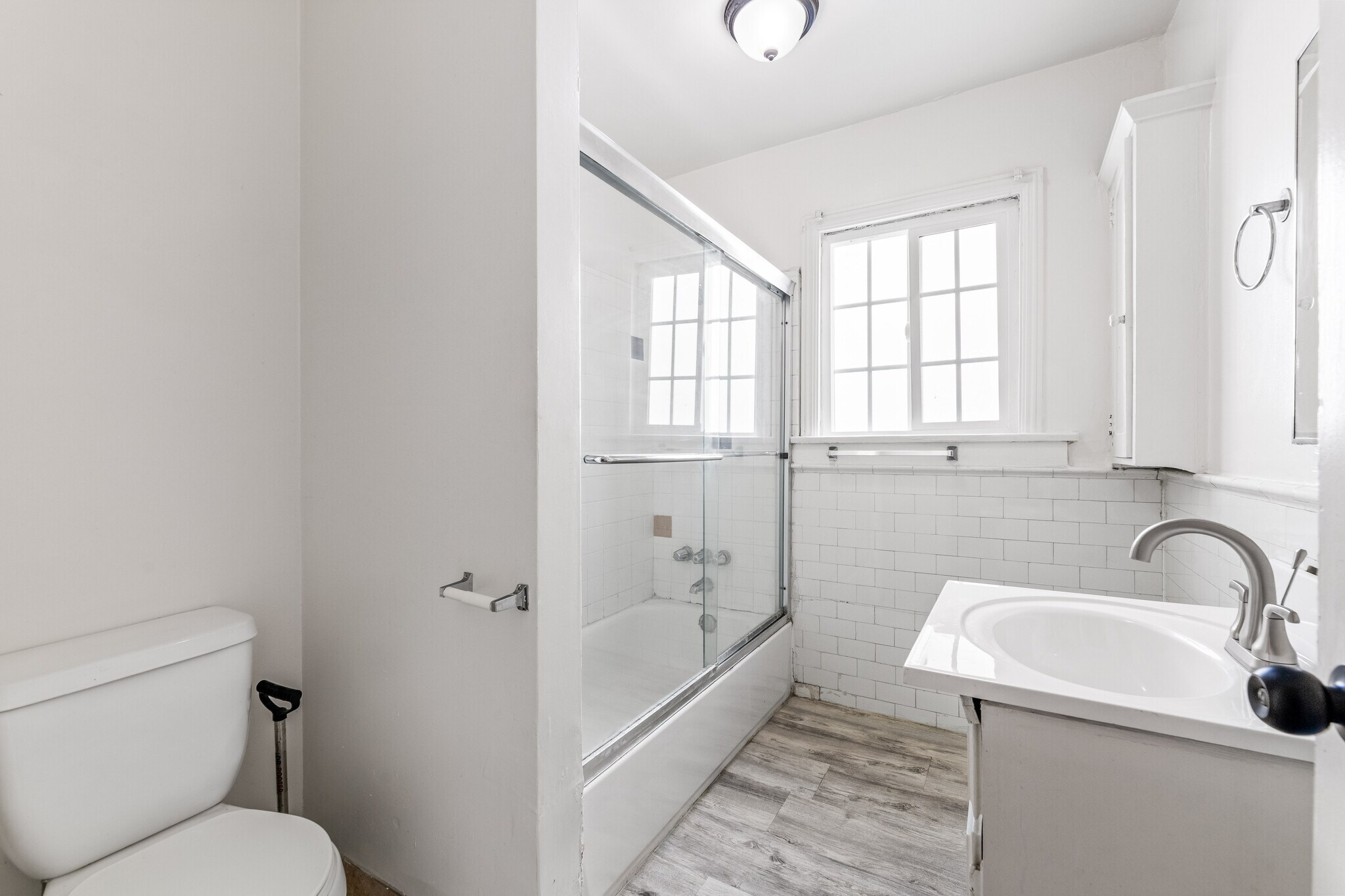 Building Photo - 1339 S Sycamore Ave