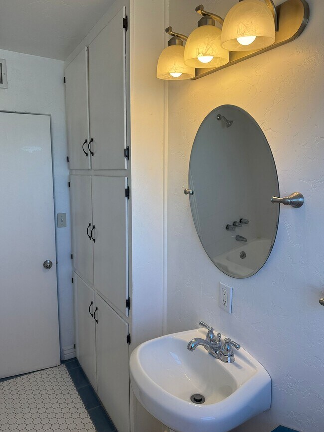 Building Photo - 902 S Fremont Ave