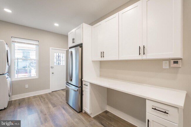 Building Photo - 833 N Markoe St