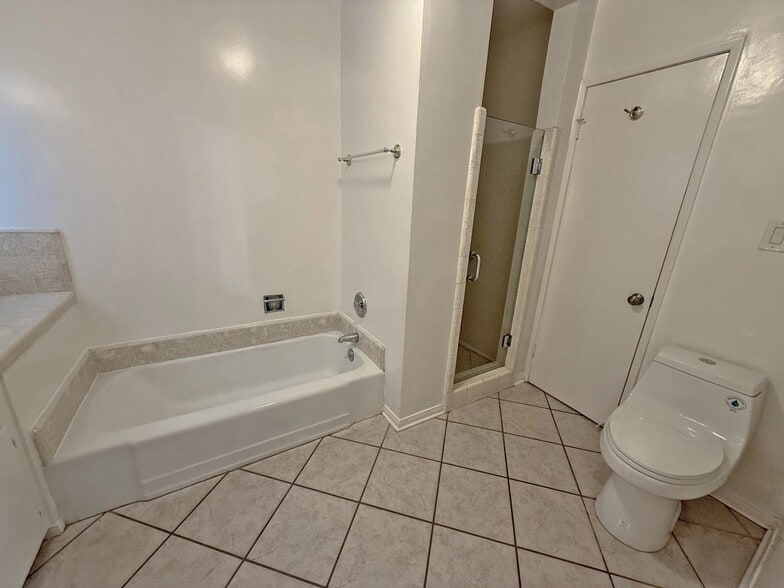 Building Photo - 833 S Plymouth Blvd