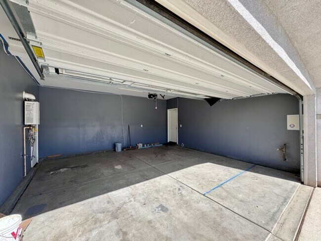 Building Photo - MOVE IN SPECIAL!! Move in on or before Oct...