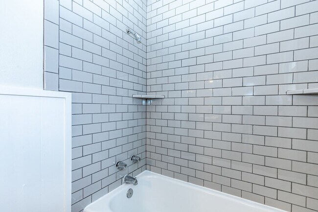 Building Photo - Large & Recently Updated!