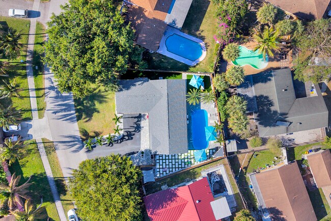 Building Photo - 707 W Boulevard Chatelaine