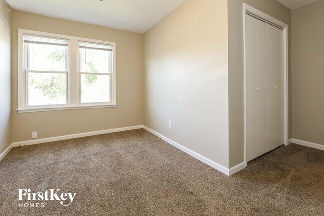 Building Photo - 14 E Willow Dr