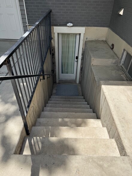 Private Entrance - 2647 S Jasper St