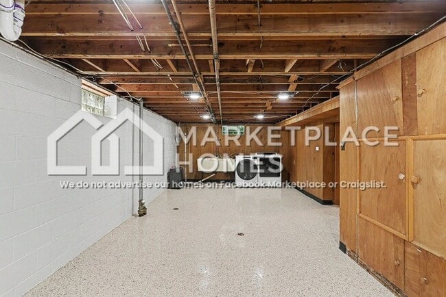 Building Photo - 1220 E Square Lake Rd