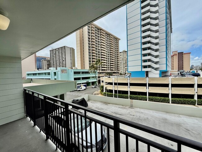 Building Photo - Kapiolani Towers/2 BD/1 BA/1 PK