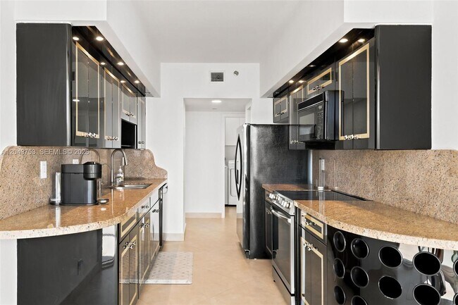 Building Photo - 16485 Collins Ave