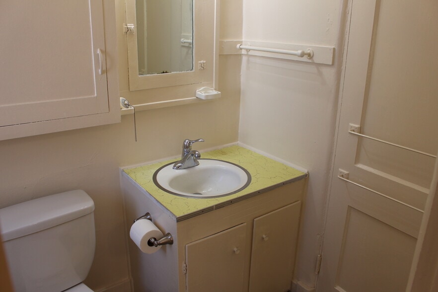 Full Bathroom - 214 Pine St SE