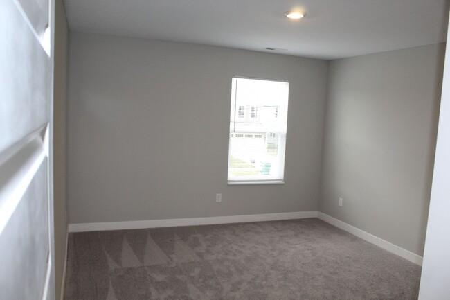 Building Photo - Spacious 5 BR Home in Brownsburg!