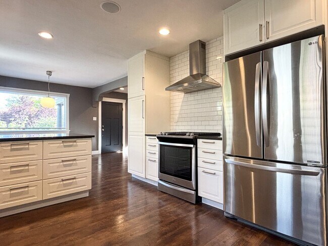 Building Photo - Stunning Remodel Near 9th & 9th!