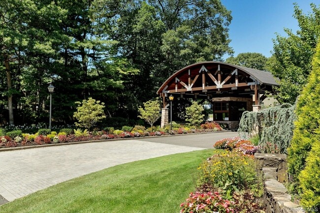 Building Photo - 23 Meadowood Dr