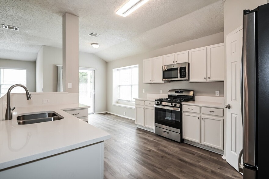 Building Photo - 6730 Meadowcrest Dr