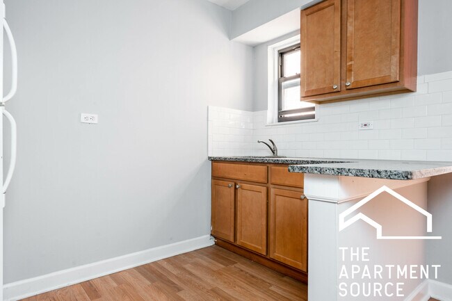 Building Photo - 459 W Briar Pl