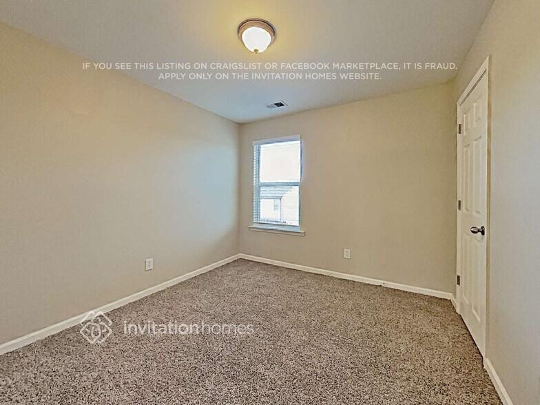 Building Photo - 925 Donington Cir SE