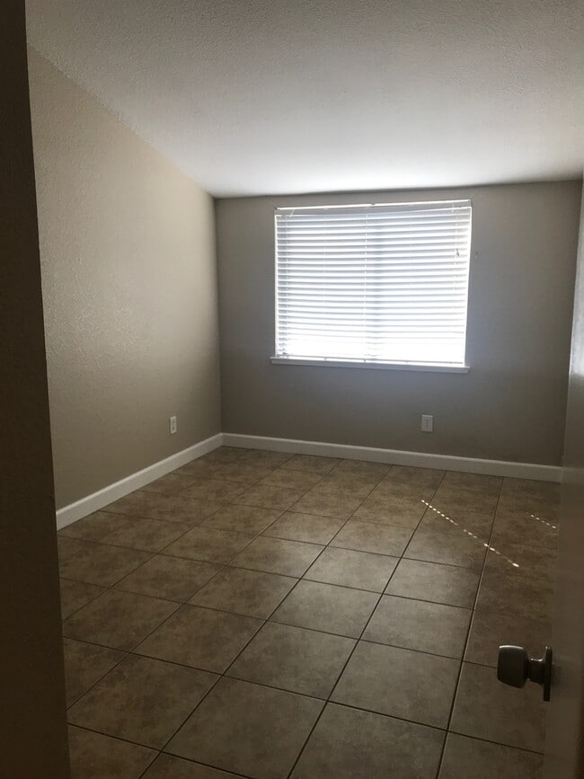 Building Photo - Great Condo in Gated Community