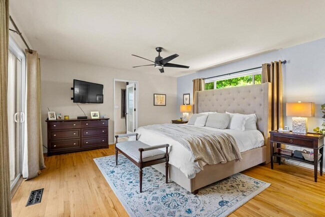 Building Photo - Stunning home located is sought after Northgate!