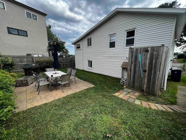 Building Photo - 159 Hills Beach Rd