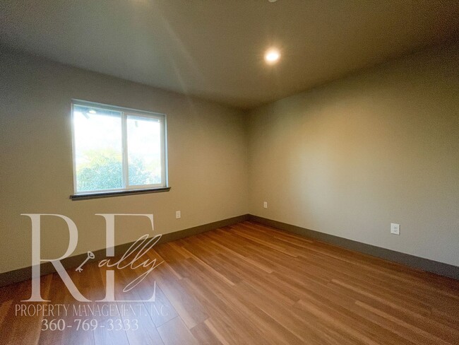 Building Photo - Fully Renovated Upper Unit with Modern Finishes & A/C