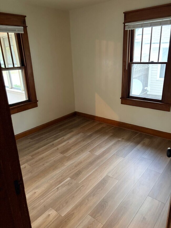 Building Photo - 414 E Hillside Dr