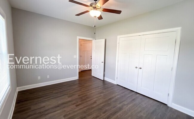 Building Photo - 3 Bed, 2 Bath Home with Garage / Pet-Friendly / Available Now!