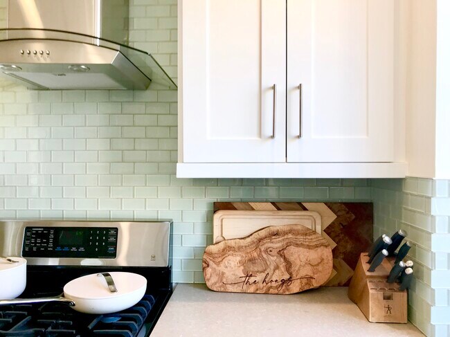 Building Photo - 1990 Green St