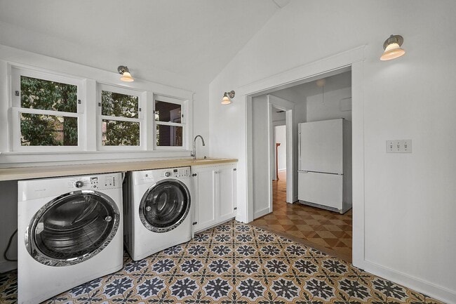 Building Photo - Enchanting Bungalow w/English Flower Garden in Venice- 2 Bedrooms 1 Bath