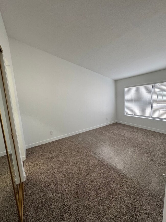 Building Photo - Condo with Amazing Lake View!