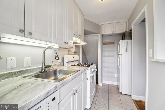 Building Photo - 250 Lynhaven Dr