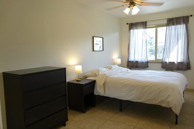 Building Photo - 3 bedroom, 1.5 bathroom furnished condo at...