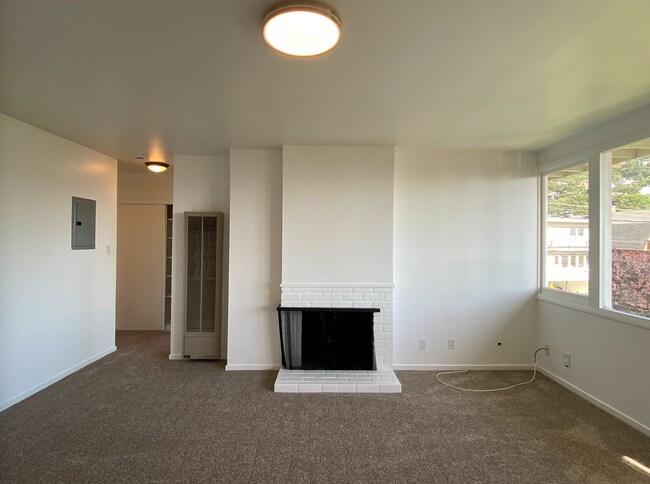 Building Photo - 1BR/1BA Charmer! BAY VIEWS and Parking! Laundry On-Site! Balcony! PROGRESSIVE
