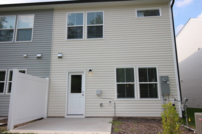 Building Photo - 869 Falls Grove Trl