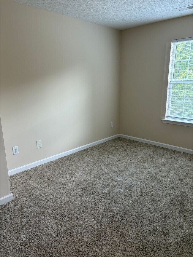 Building Photo - Large Home in Established Neighborhood