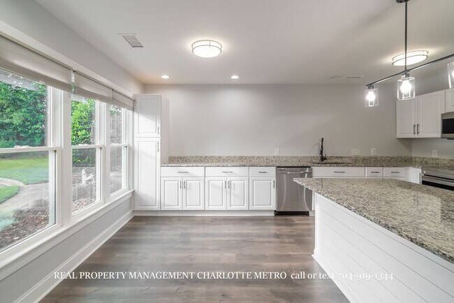 Building Photo - 3BR Townhome - Lake Living in Vineyard Point with Boat Slip Access Near Lake Norman