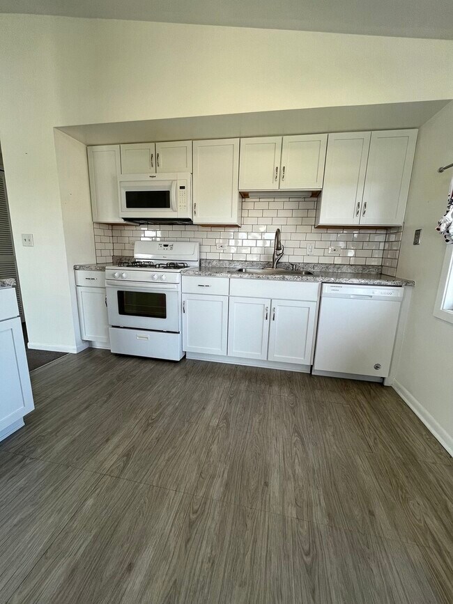 Building Photo - 5820 Wilshire Ct