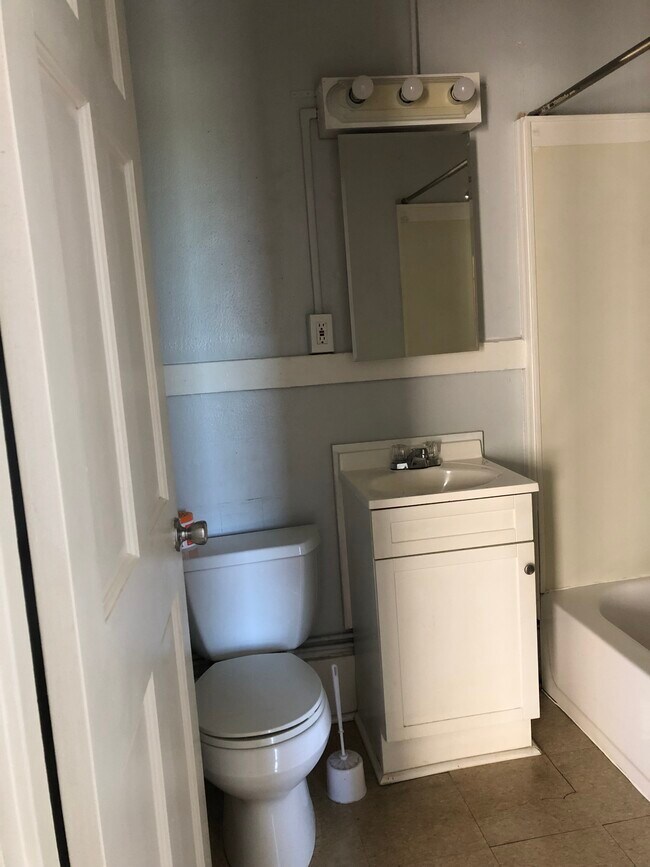 Building Photo - 239 Andrews St