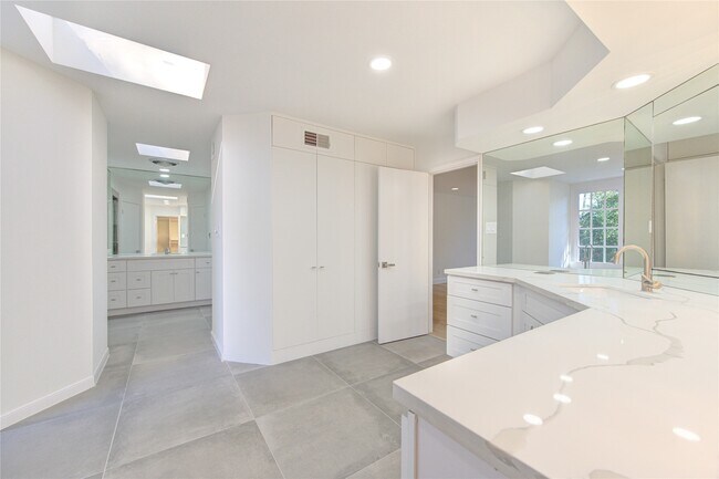 Building Photo - 50 Saddlebrook Ln