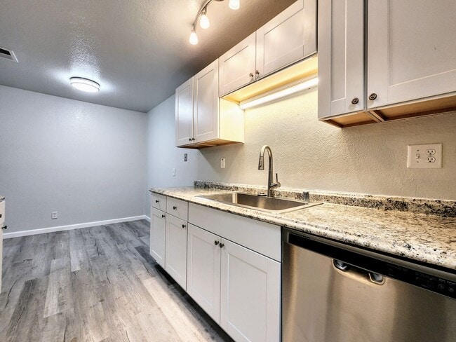 Building Photo - 3 Bedroom M Section Condo FOR RENT !