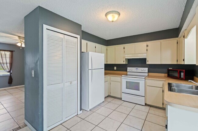 Building Photo - "Charming 2-Bedroom Duplex in Port Charlotte1"