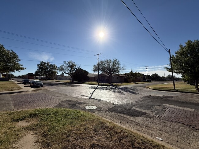 Building Photo - 400 W Garza St