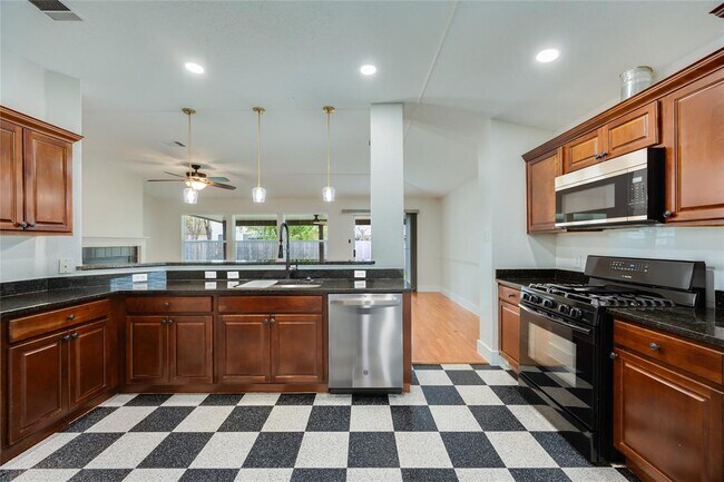 Building Photo - 1207 Hughmont Dr