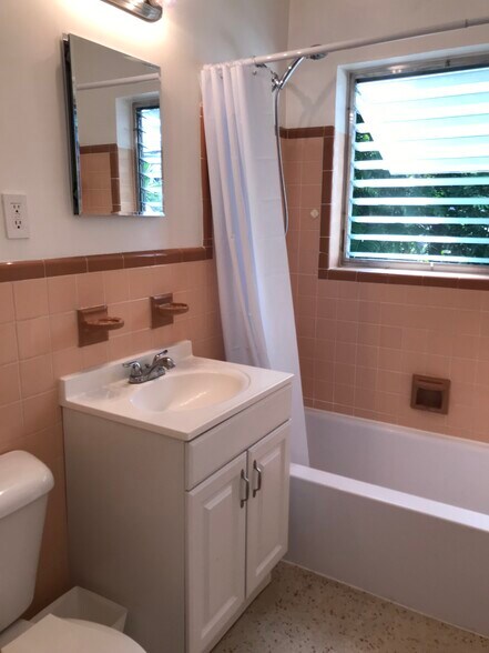 Bathroom - 865 SE 20th Ave