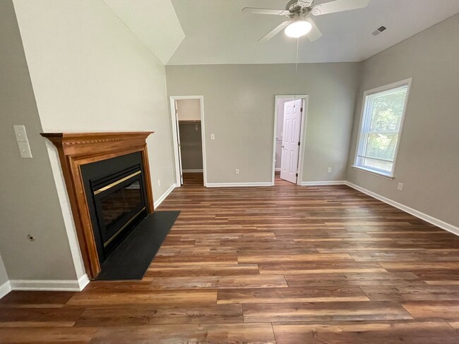 Building Photo - Charming, updated 3br house w/ separate ga...