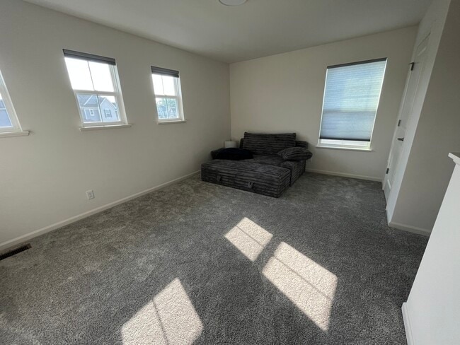 Building Photo - 356 S Pointe Ave