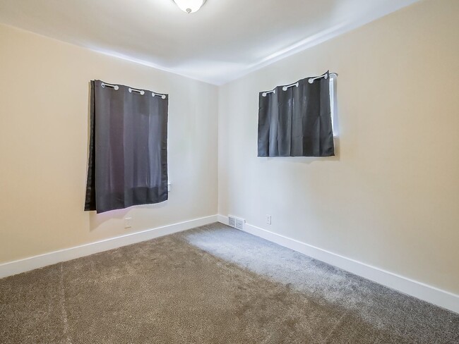 Building Photo - Charming 3 Bedroom Home Available in Quiet Pontiac Neighborhood